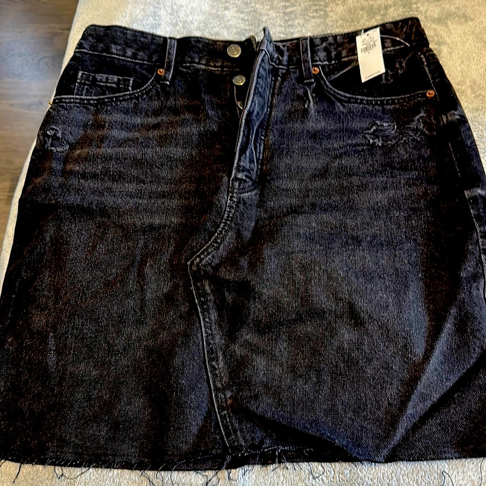 Old Navy. black jean skirt, size 8, new with tag